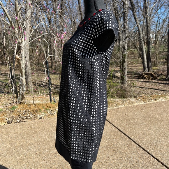 Kenzie dress-size S. 2 layer-bottom solid white, top black exposing bottom layer - Picture 4 of 13